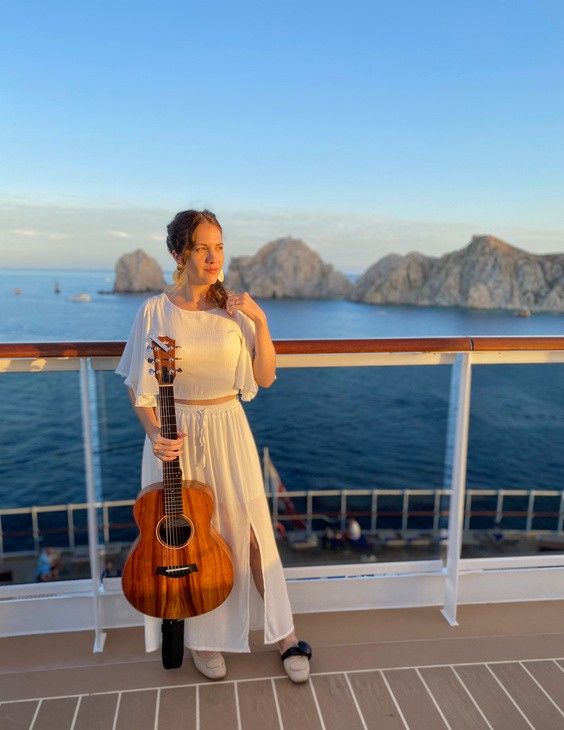 Lisette Luján en la cubierta de un crucero