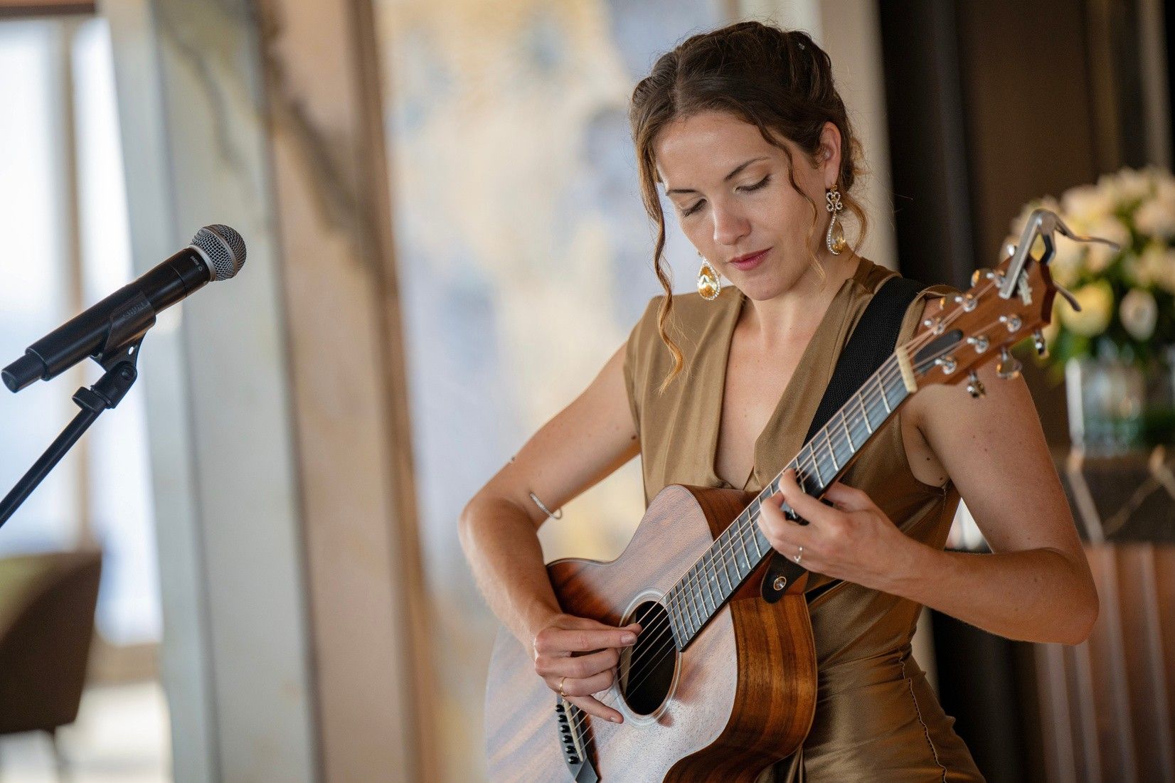 Lisette Luján tocando la guitarra
