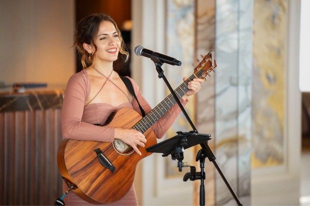 Lisette Luján tocando en vivo en un lounge a bordo